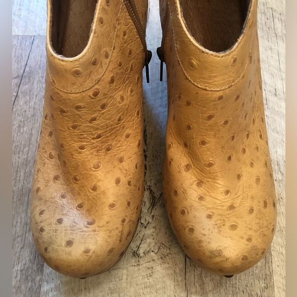 UGG Genuine Ostrich Leather Nude Wedge Heel Bootie Size 7 - Picture 3 of 8
